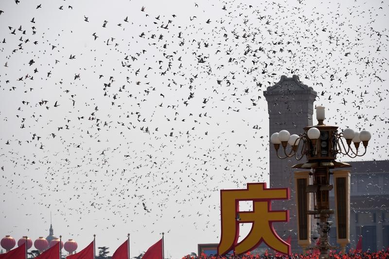 躺在床上看升旗哭了：这46秒，是刻进中国人DNA的浪漫
 
清晨六点被闹钟唤醒，