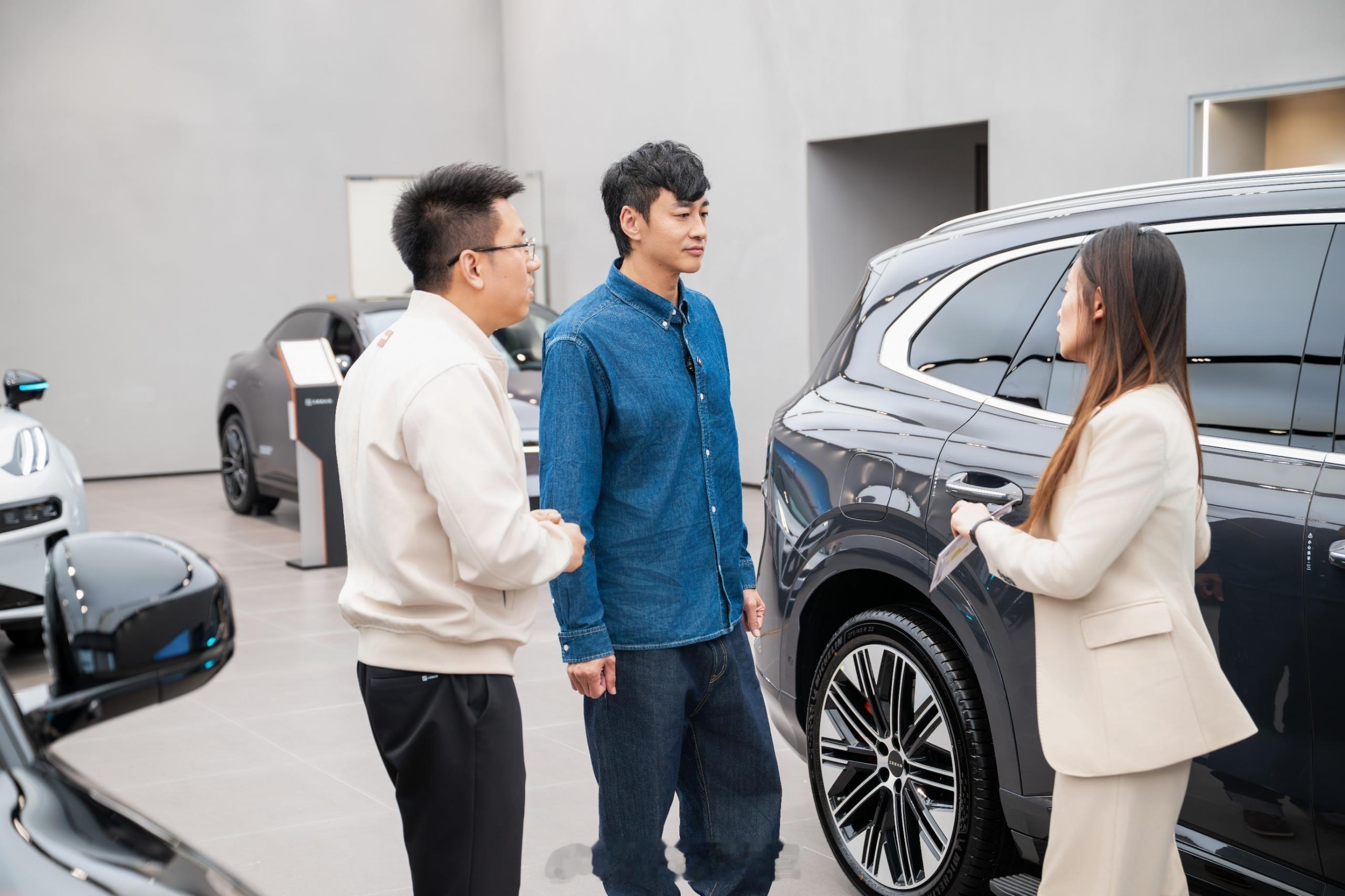 新公路之王，来了！极氪汽车特邀何润东先生为极氪 8X 交付官。极氪8X新公路之王