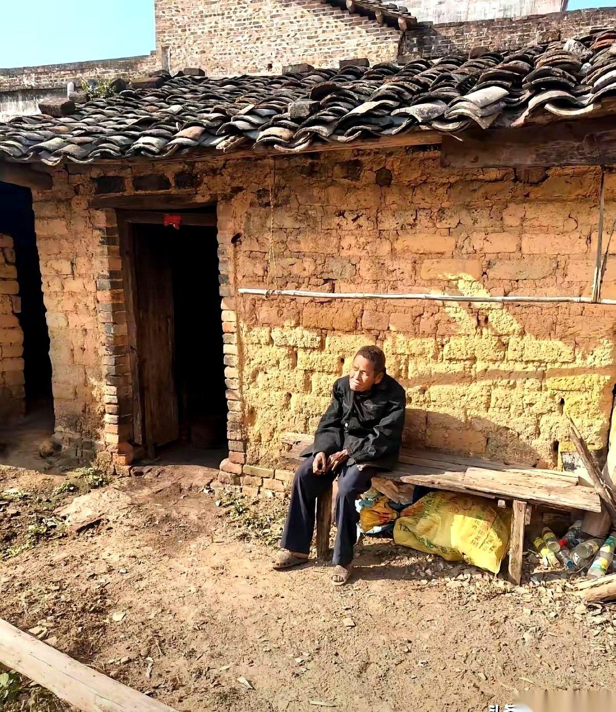 网上刷到个帖子，看得我一肚子火。
有人阴阳怪气地说，凭什么那些无儿无女的五保户，