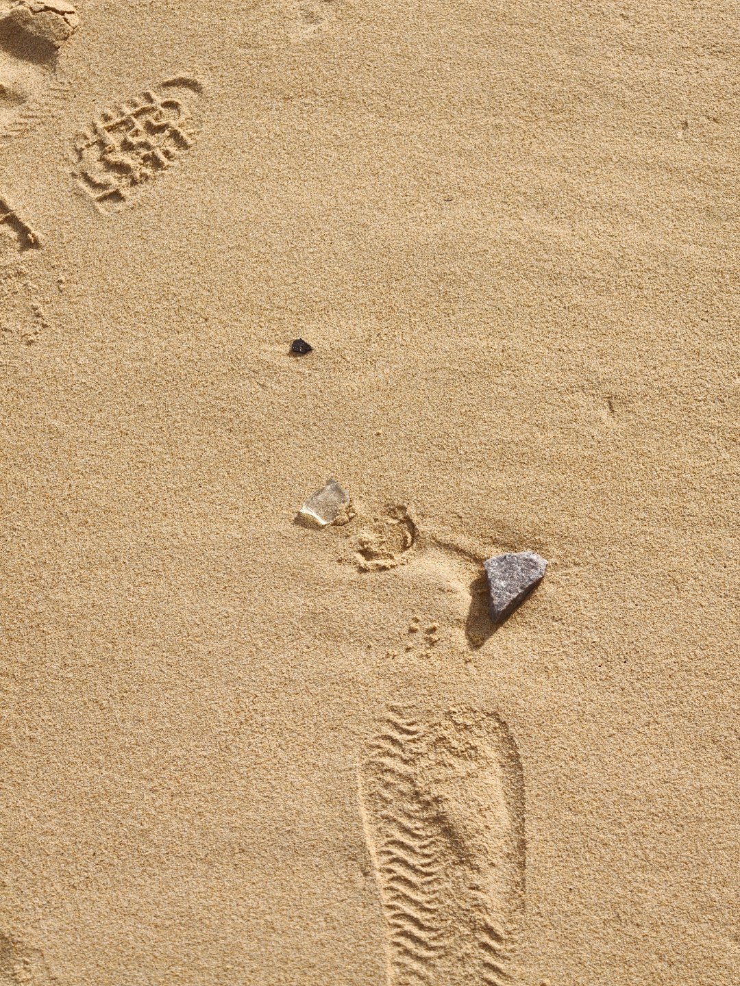 我去，还是别轻易光着脚在沙滩上走。我刚才在沙滩上捡到两块玻璃，应该是玻璃瓶的碎片