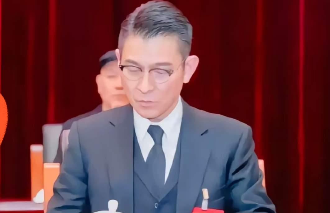 刘德华很不对劲， 
大家发现没有？ 
 
前段时间网上传他在杭州连开9场演唱会，
