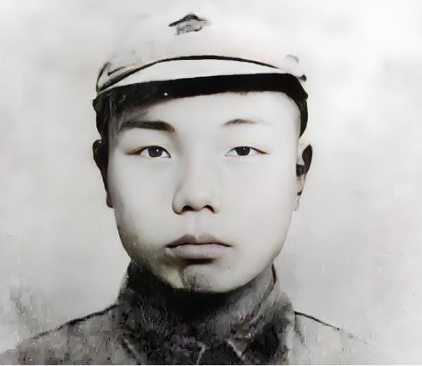 长征途中，一红军干事在筹粮时被土司武装抓走。当萧华前去谈判时，土司放话说：“留下