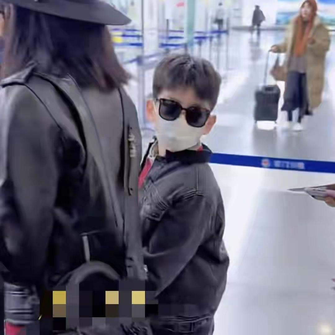 不管陈妍希和陈晓离婚是谁的问题，
能够抚养自己的孩子，
走哪里带哪里就已经很说明