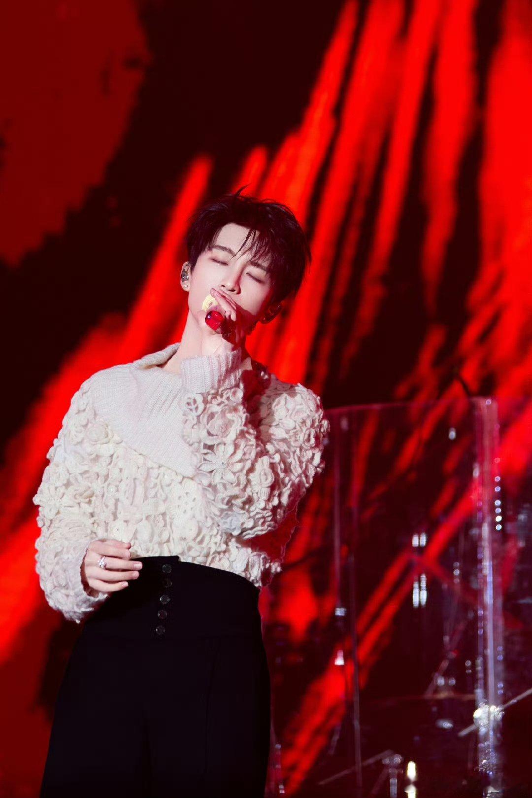 黄子弘凡鸟巢演唱会一直在going 穿越到现场的执念拉满！黄子弘凡鸟巢场全程高能