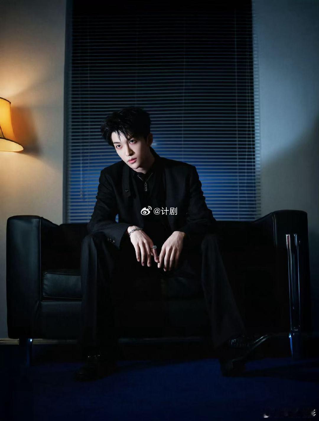 就这么调戏黄子弘凡 黄子弘凡听到鸟巢就腼腆的样子太戳人了！这种真诚的反应比什么都