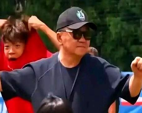 自掏腰包5400万这一下丢出来时，多少人惊得吸气：不怕赔？
——董路把钱砸向国足