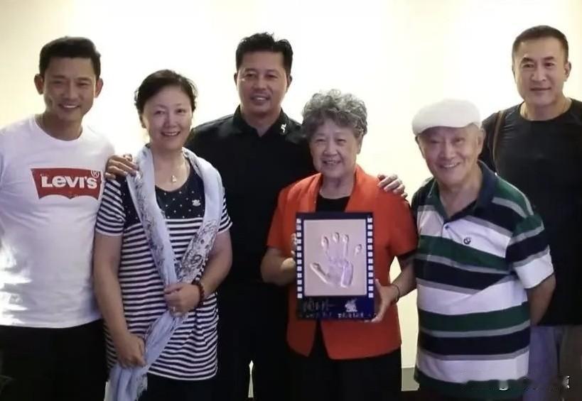 那年，陶玉玲老师和上影演员剧团的同行们亲密合影。
（图片来自“上影演员剧团”公众