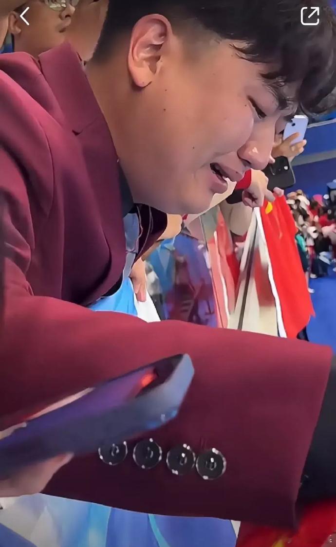 全红婵是个情商非常高的孩子！第一句是让哥哥不要扔国旗，接着问哥哥怎么来的，哥哥赶
