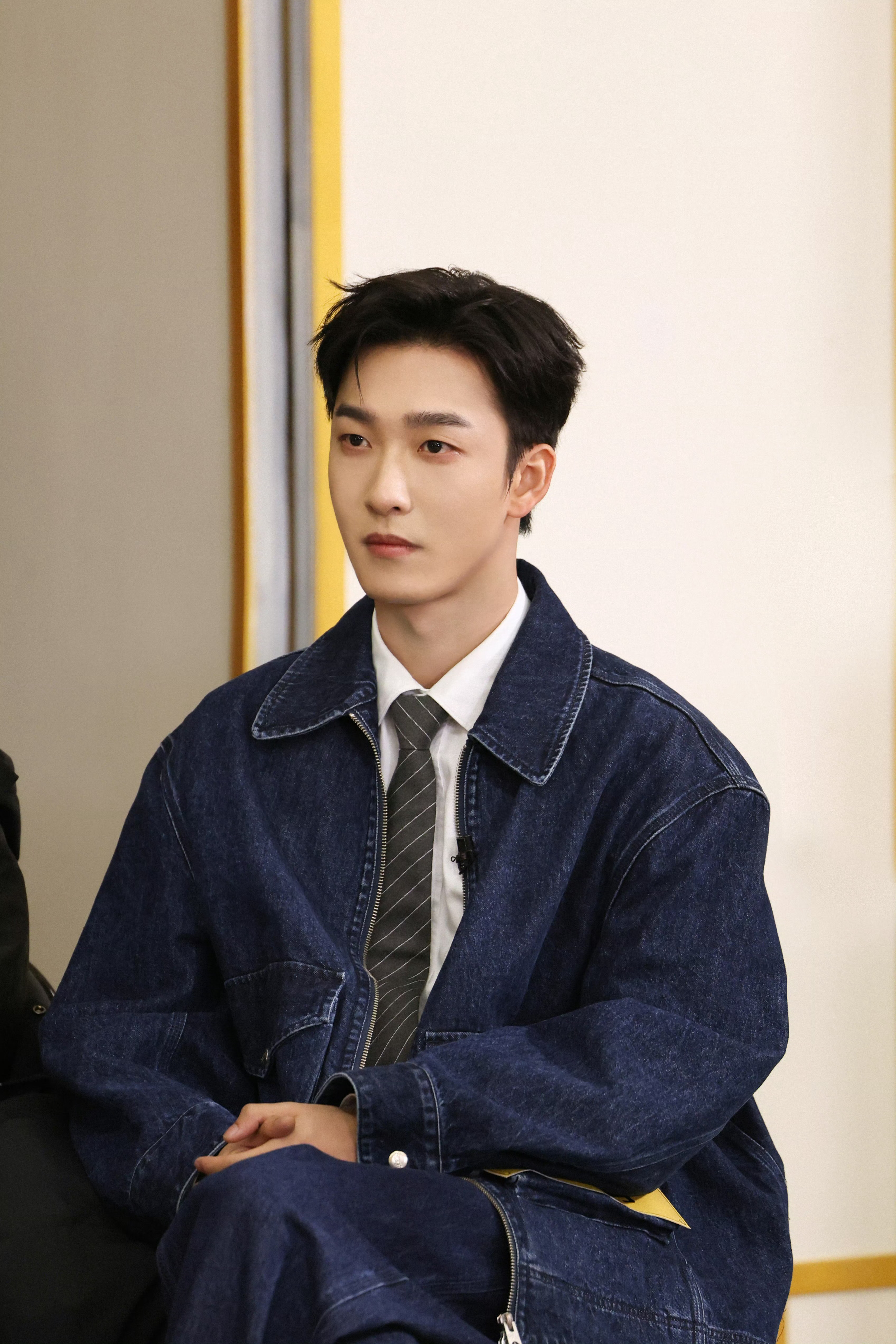 姚冠宇黑帮少爷不像演的 即兴舞台最见真章，姚冠宇在无限超越班完美驾驭黑帮少爷角色