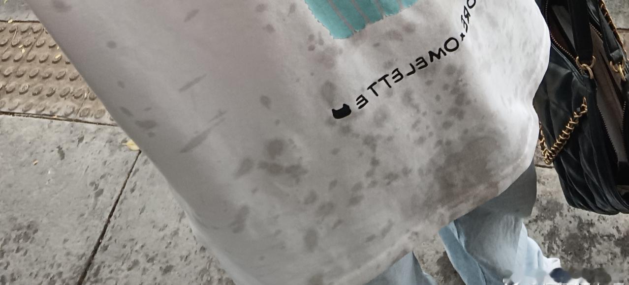 上周五中午我和朋友去盒马买完菜回家，路上突然下大雨，我们就在公交站台避雨，边聊天