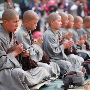 辽宁有一群比坐牢还苦的“女僧人”，每天睡4个小时，吃一顿饭，外出住帐篷，没有任何