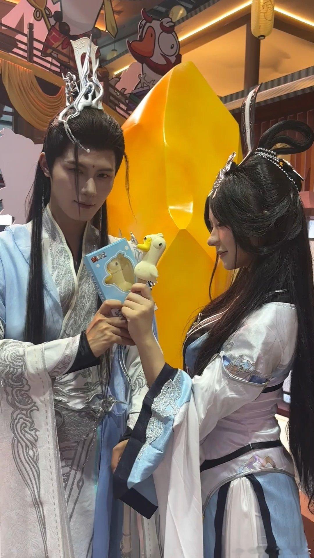 上海CJ展混进了武林高手剑三侠客组团打卡鹅鸭杀线下场景，一边走江湖一边玩推理，两
