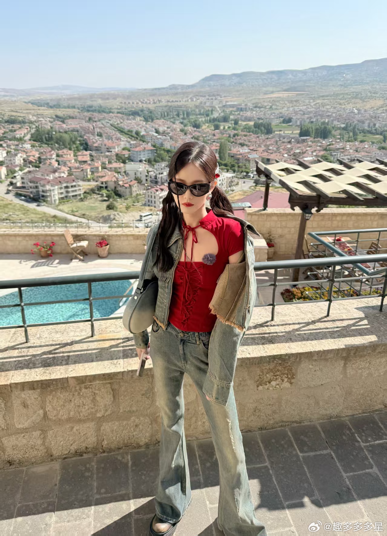 李一桐发了女推团合照李一桐新剧鲨青现场照曝光！姐姐抱着花束笑得好甜啊~从《半妖倾