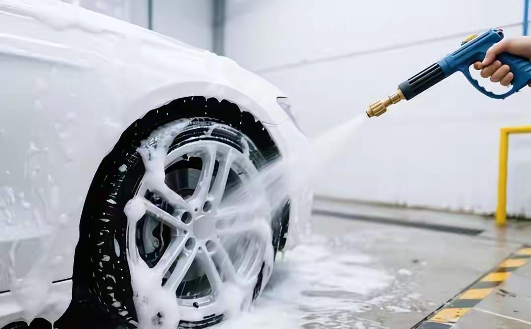 洗车店关了3.7万家，日均200家倒闭。洗车这个行业，正在被车主重新选择。
不是