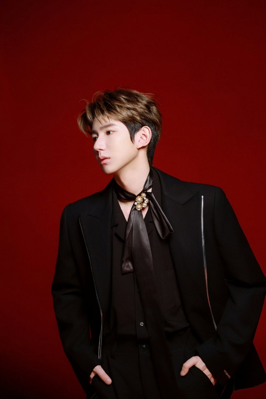 娱乐王源左脸九宫格王源祝你开工大吉 左脸很曼妙