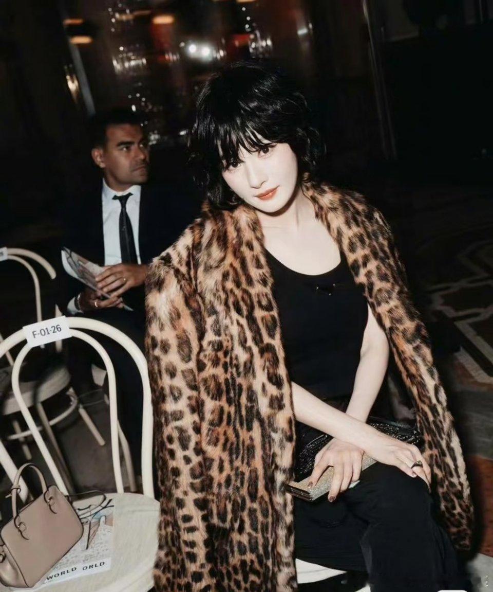 杨幂选手机壳的审美杨幂满钻手机壳杨幂选手机壳的审美和乌鸦差不多 几乎全是满钻 包
