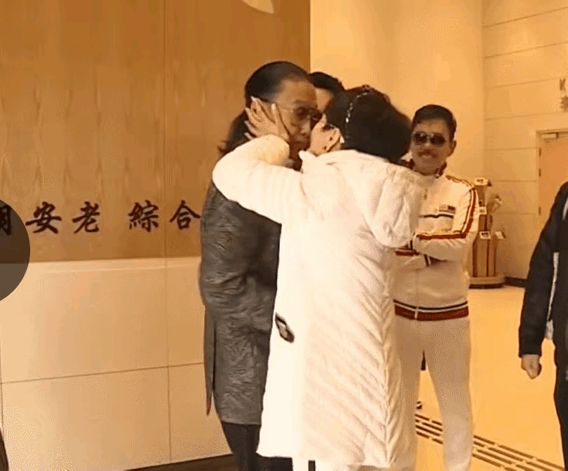 狄波拉太爱谢贤了，当年狄波拉携现任老公江耀城去参加活动，碰到了谢贤，狄波拉相当的