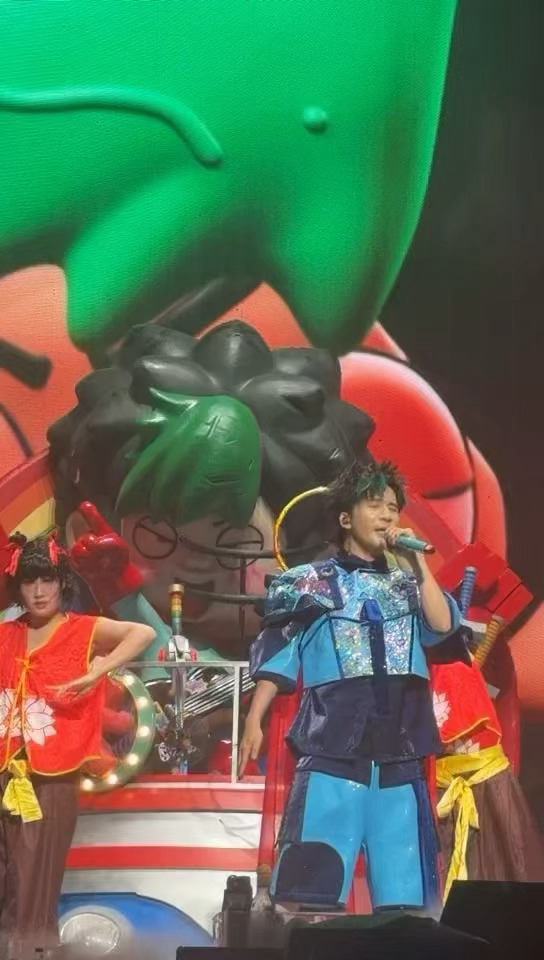 大张伟上海演唱会大张伟我们伟大的人生上海站来大张伟演唱会快乐派对就位！抛开所有烦