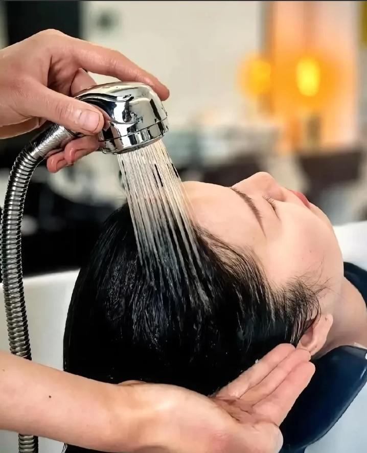 央妈都给咱科普了！一直以为头发只要洗得勤、吹得干，就能又顺又亮，结果央妈一提醒才