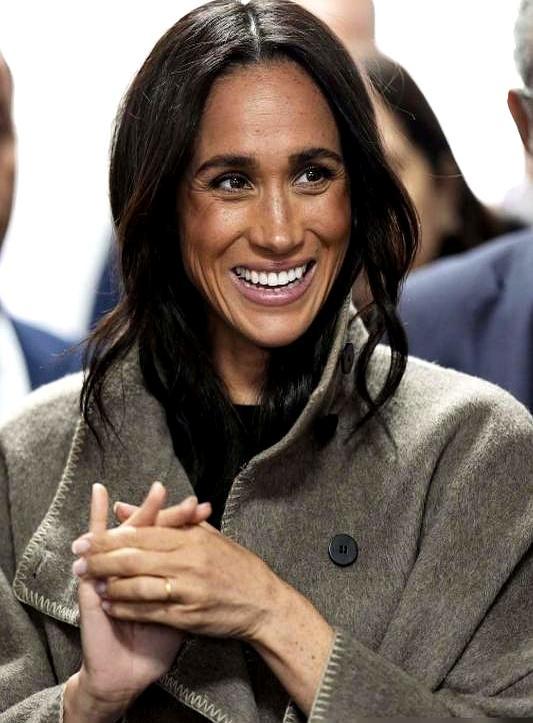 她把七年前的粉裙重新穿上BAFTA红毯，眼下细纹藏不住化疗后的疲惫，而大洋彼岸的