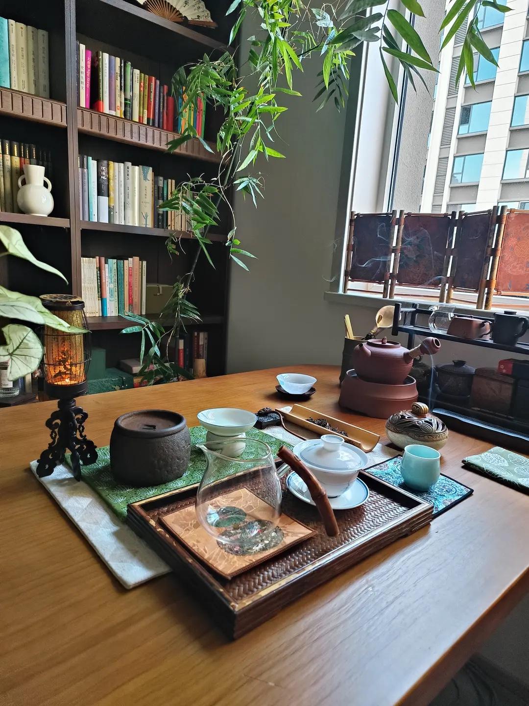 职场中的6条底线：

1、不管领导如何倡导，给别人提意见也是忌讳

提别人的意见