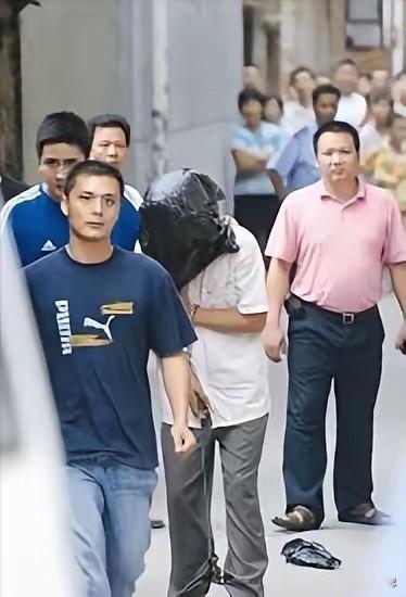 荒唐至极！广东佛山，男子带着老婆进行不法交易，与嫖客在草地上进行10多分钟后，对