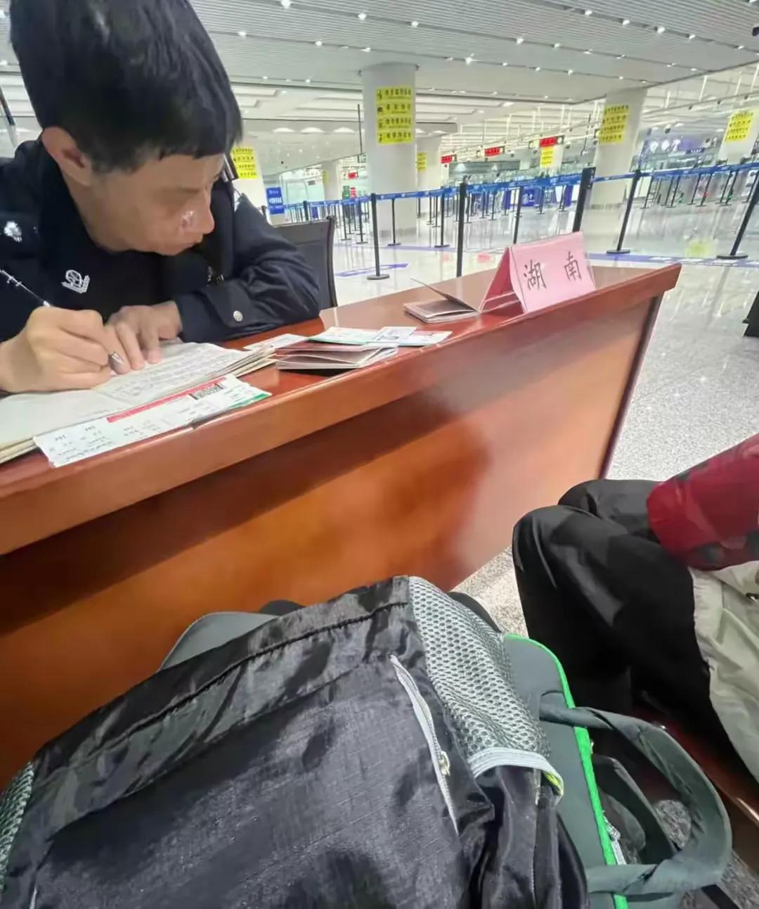 警察向出境游客索要100元，给领导买烟的事情曝光后，又有网友称“自己也遭遇了同样
