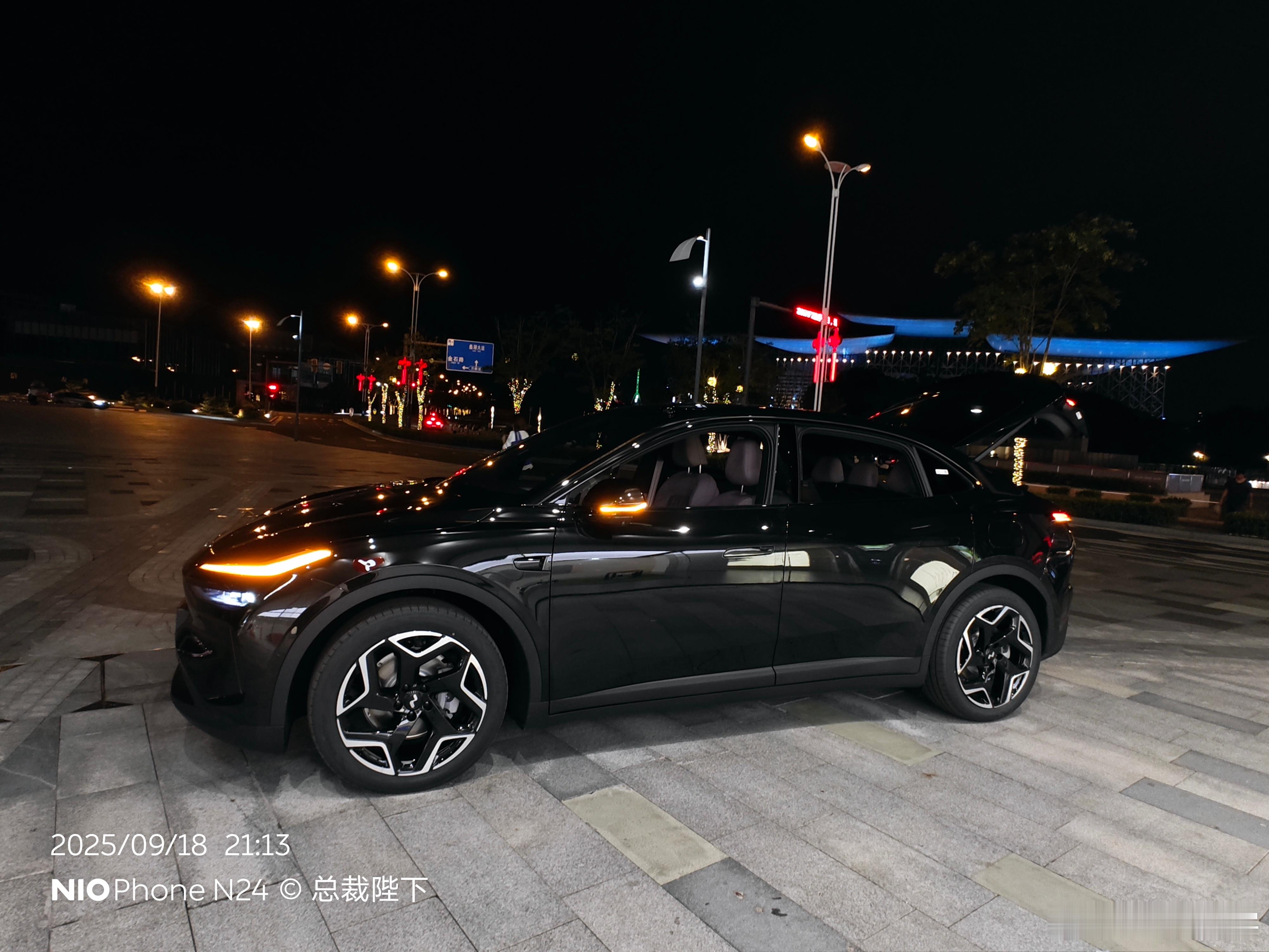群里已经开始在发新款乐道 L60 的实拍图了，看样子是展车刚刚到店，还没进展厅。
