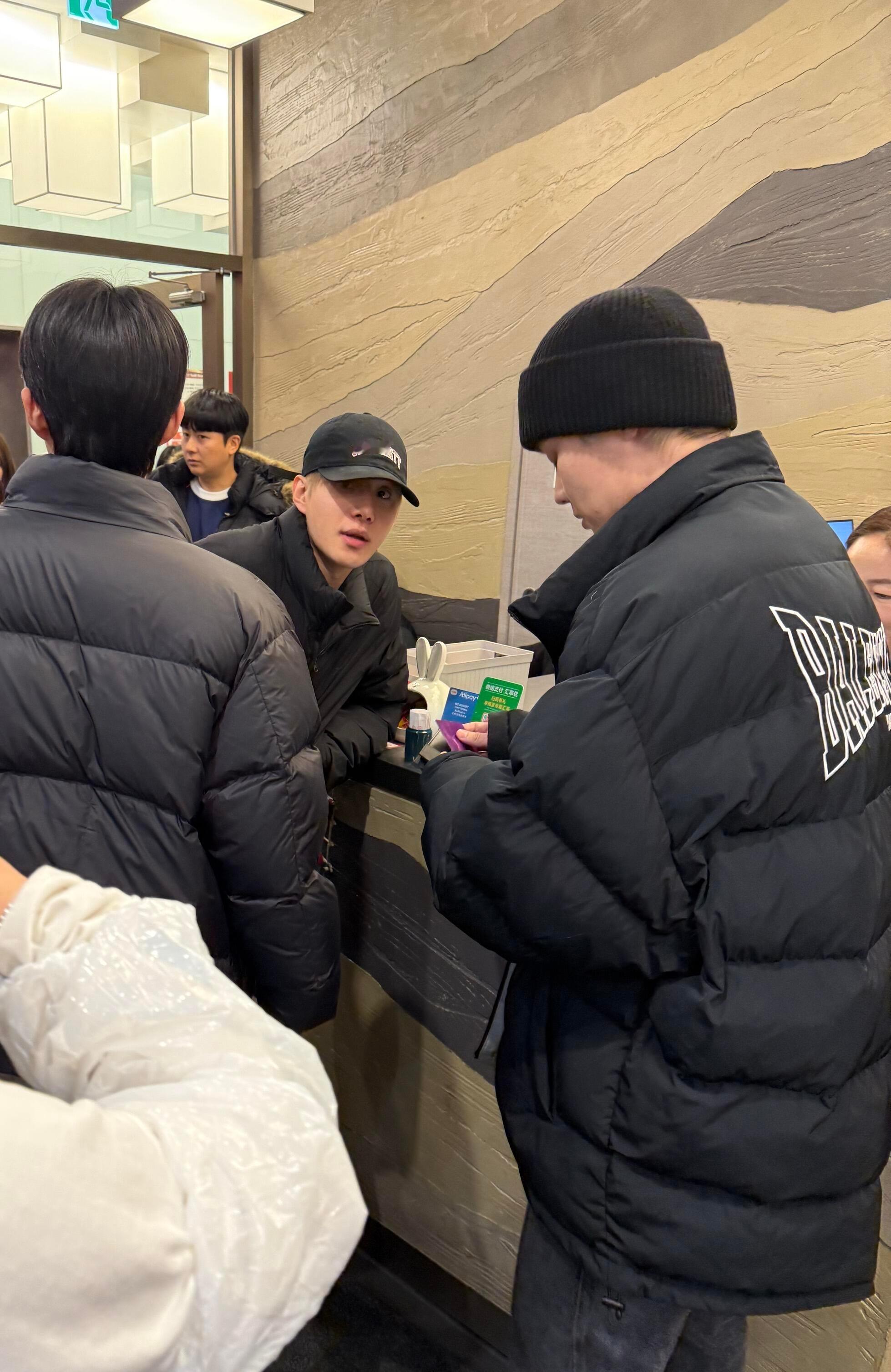 网友在韩国海底捞偶遇了钱锟和金廷祐！！！韩国海底捞偶遇钱锟金廷祐