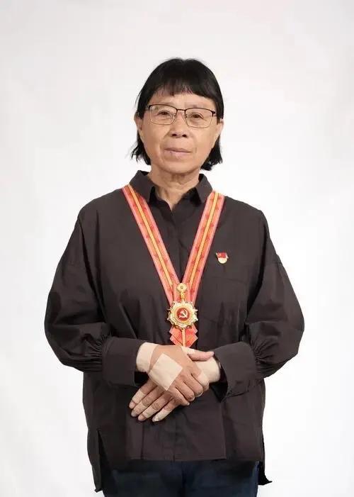 2007年，张桂梅受邀做客央视，刚到演播室，导演瞅了她一眼，皱眉说“你这身衣服不