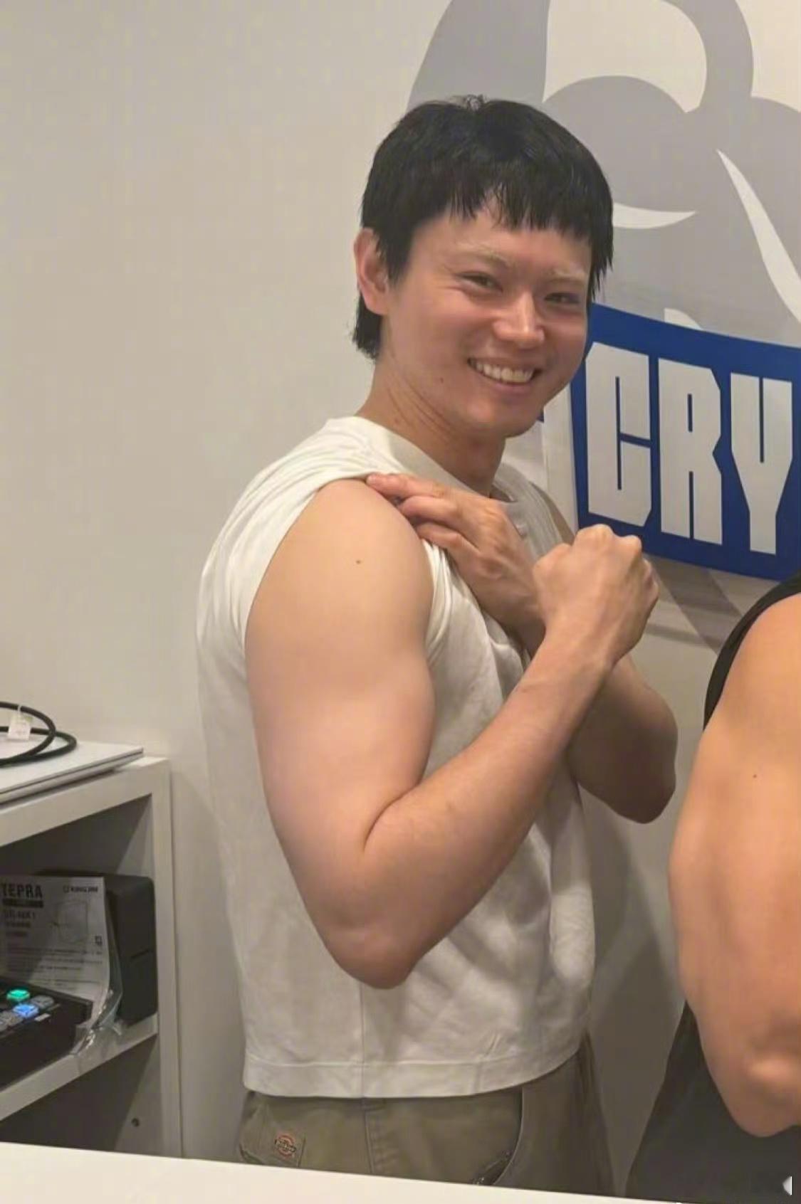菅田将晖展示手臂肌肉～ ​​​