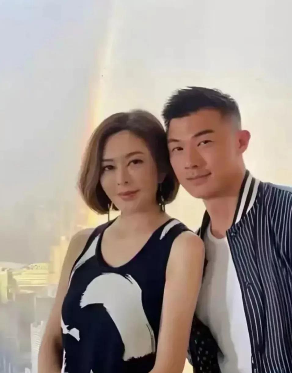 🎈关之琳和她的模特儿小男友。看来关之琳对模特儿情有独钟啊！这小伙才 27 岁，
