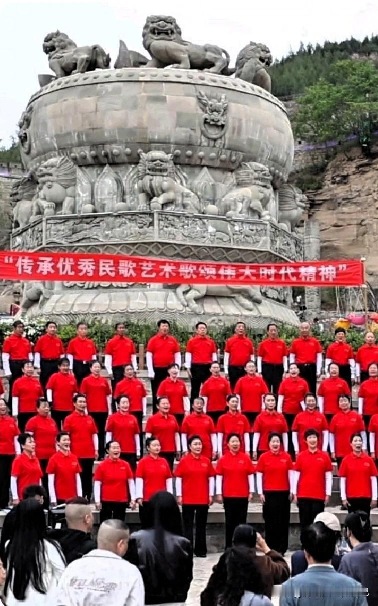 开口就是黄土味！绥德陕北民歌合唱团常态化开唱啦🔥
 
家人们，绥德的烟火气和文