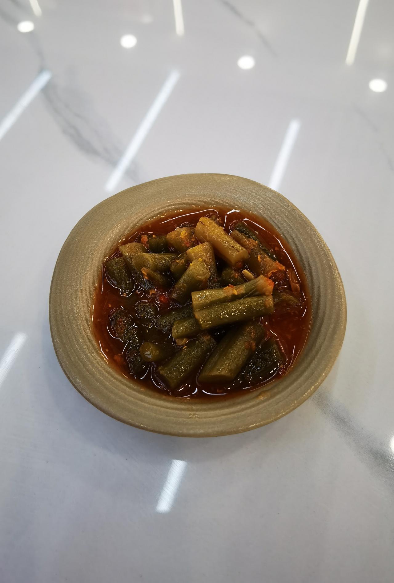 一碗酸豆角
小碗很古朴
老瓦有岁月
日子特悠久