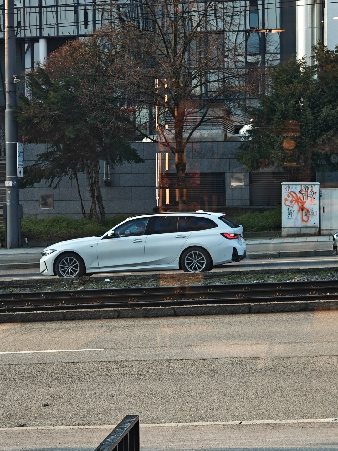 早～干完饭去宝马i3发布会现场看看这两天造型充满争议的新i3线上官方应该会有直播