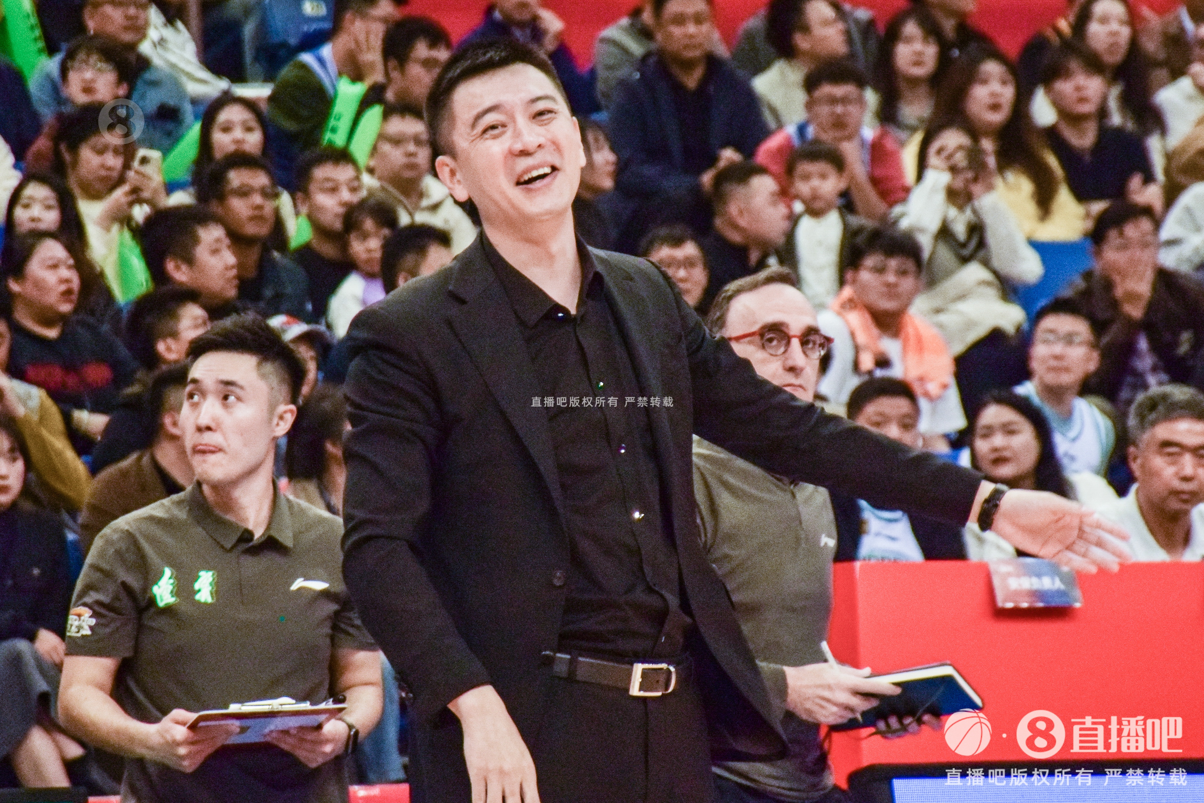 媒体人：杨鸣赛后和杜锋含笑拥抱致意 看出来他对输球能坦然接受