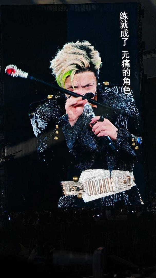 薛之谦新衣服 越看越觉得这套造型封神，薛之谦一袭蓝色新衣登台，清冷气质直接拉满，