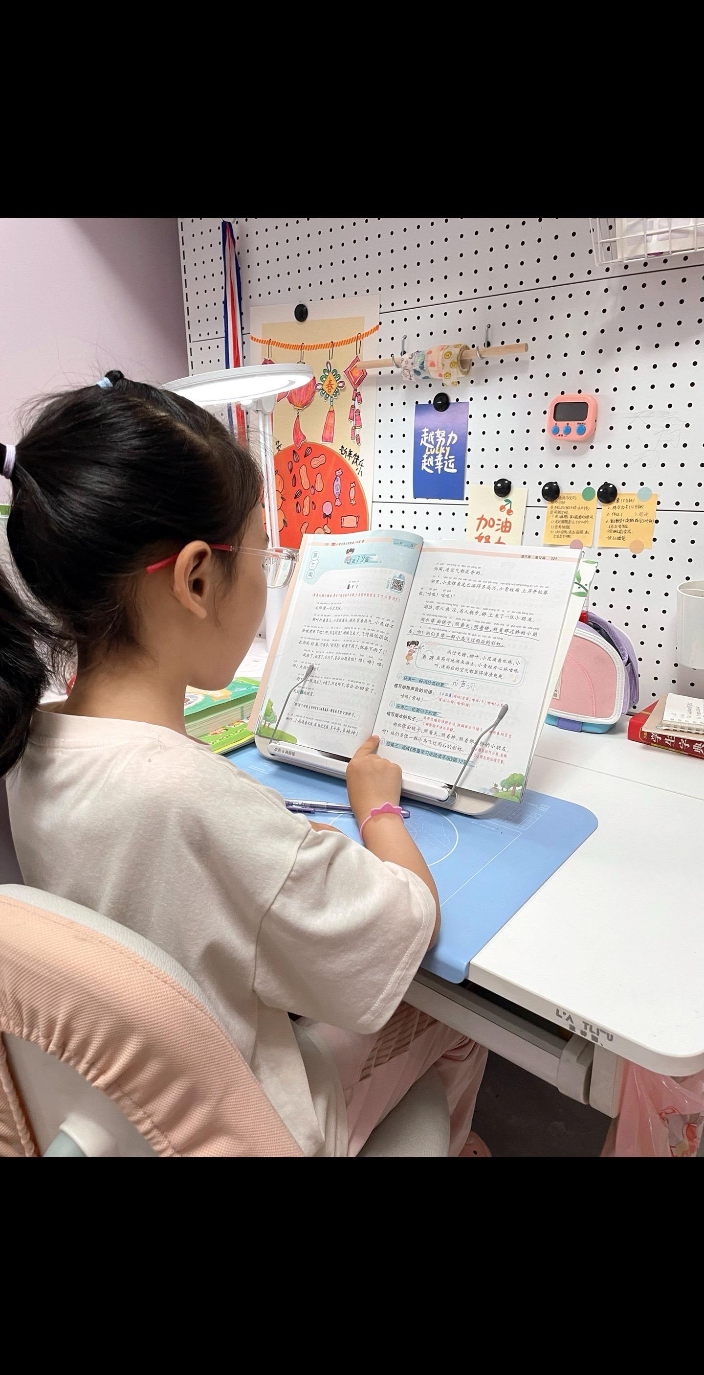 明天就正式成为一名少先队员了，自从知道自己要入少先队，学习劲头就更大了，这几天完成作业效率明显提高，比之前早了一个小时，希望你带着梦想，勤奋上进，勇敢善良。