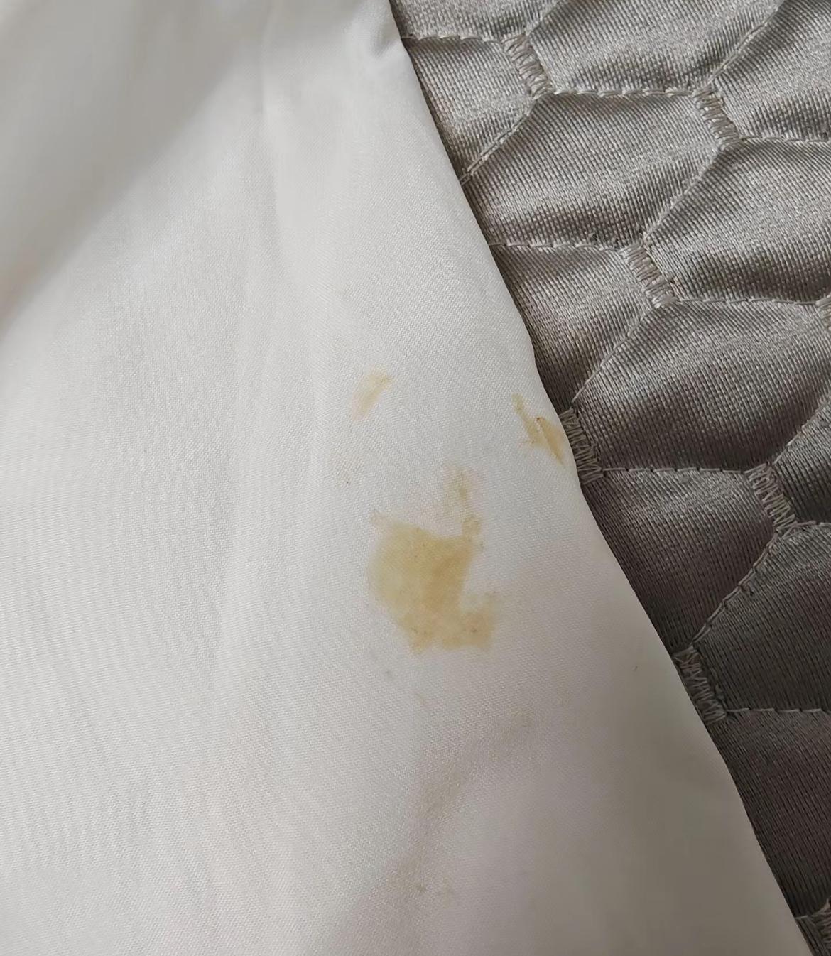 【玉林一门店买到疑穿过的衣服商家不处理】

近日，网友爆料称：