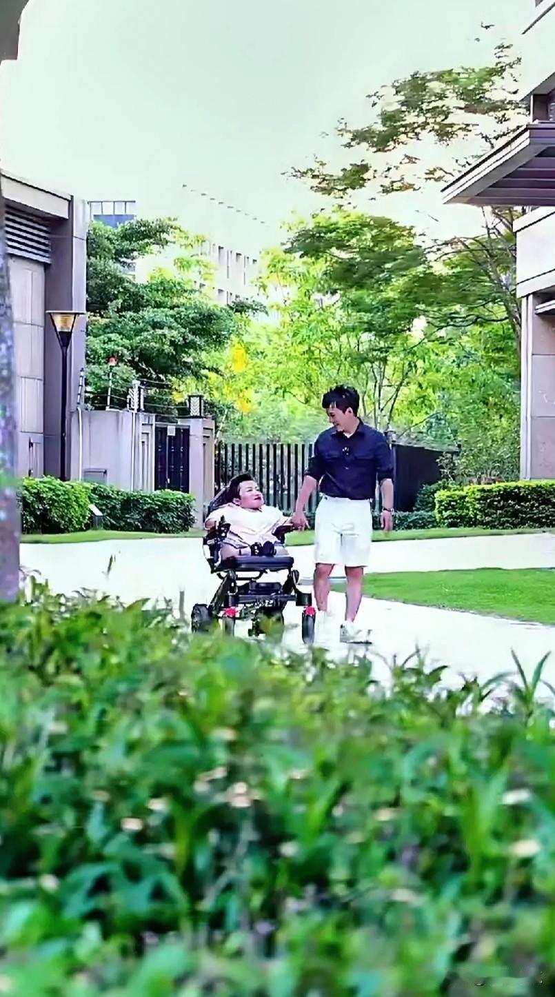 #致敬最美的她#大双陪李喜梅爱人出来逛逛，这是夏天拍得视频，大双穿着蓝色短袖，白