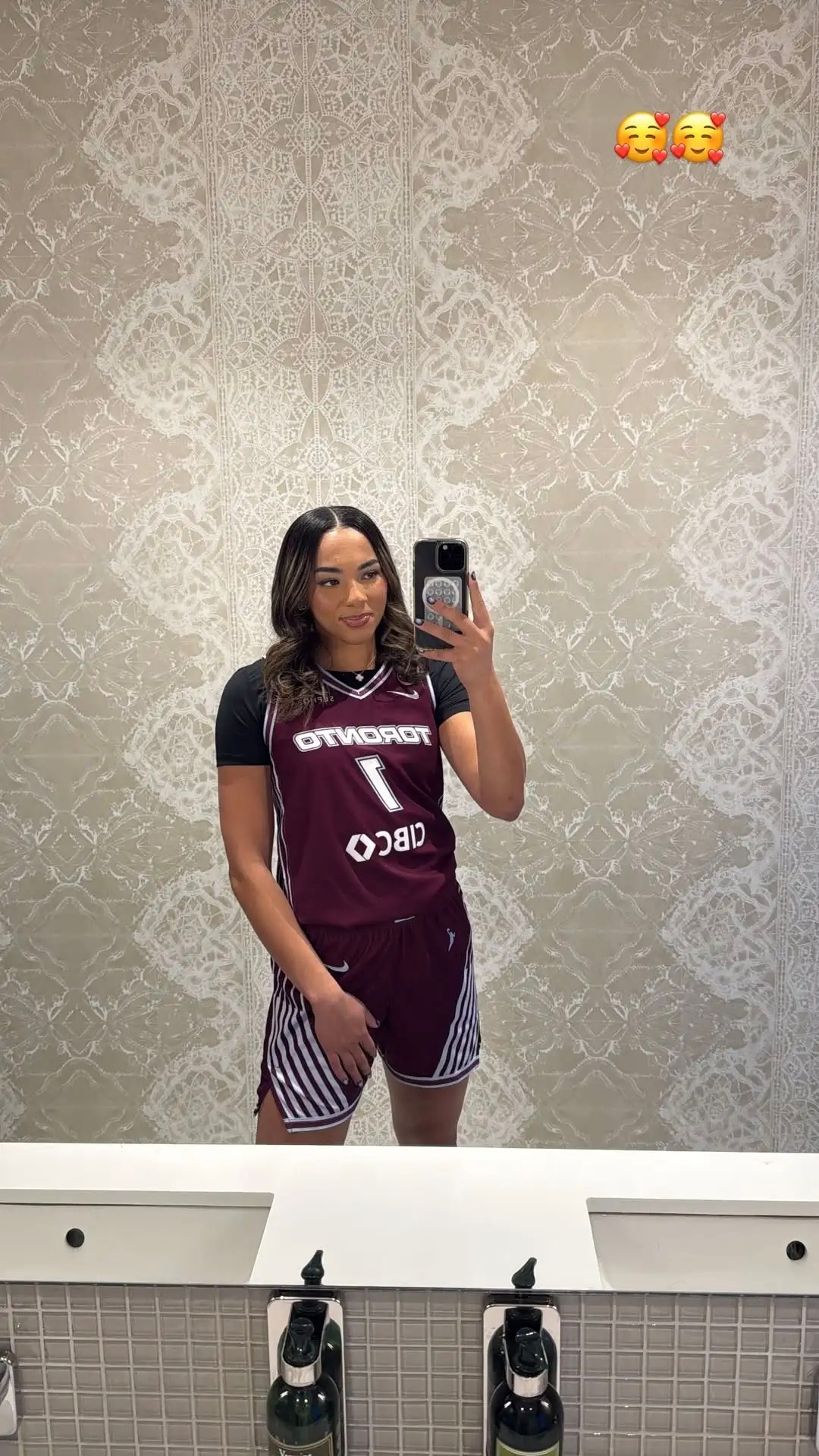 乔嫂Emma与卡森华莱士的女友Kiki在多伦多共进晚餐，嫂子团的关系也不错，Ki