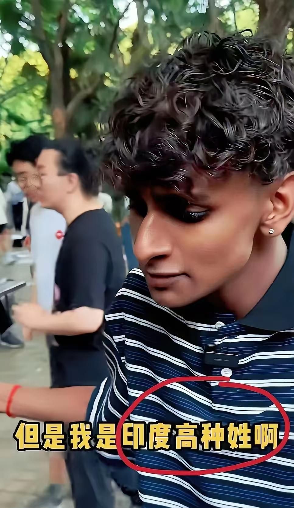 我问过豆包，说是印度人不管什么种姓的不管男女，都是拿手沾水直接操作，就算是移民国