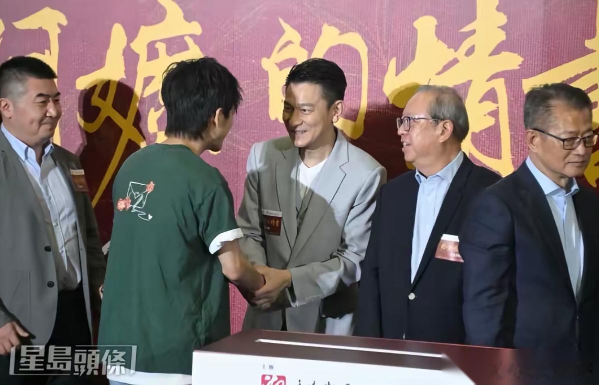为什么刘德华会助阵《给阿嬷的情书》？ 原因很简单， 因为刘德华在投资失败时是两位