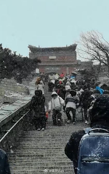 泰山暴雪景区暂停开放 老天助攻了，不让文旅为难了3月1日夜间至2日，泰山山顶及道