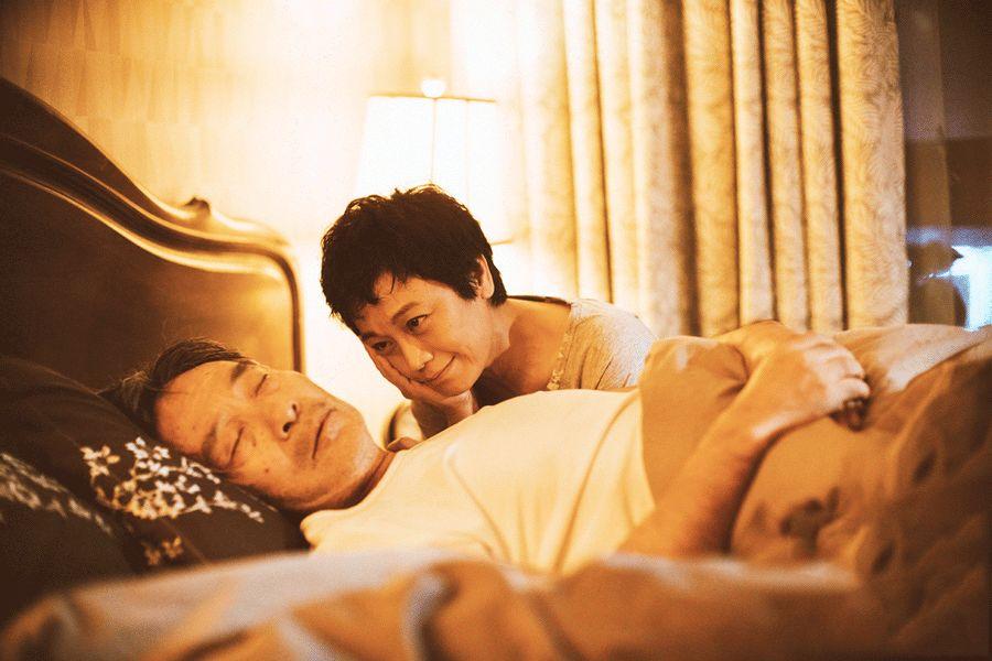 #老人丧偶再婚有什么利弊?#
老人丧偶再婚：幸福的延续还是生活的挑战？
老年人丧