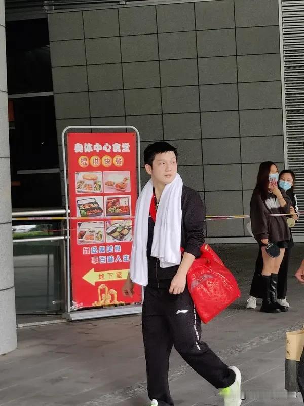 樊振东撞脸大湾鸡 最近大家都在说樊振东撞脸大湾鸡，还真有点意思！网友把东哥比赛表