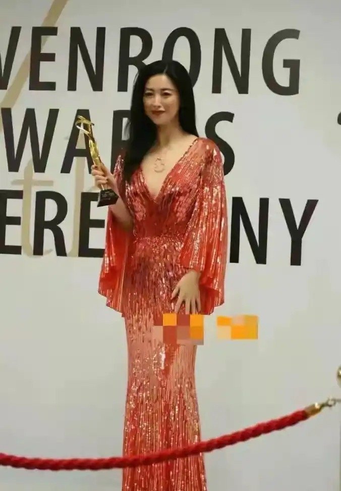 有网友说不知道为啥看她演啥都像情妇，很有性张力 ​​​
