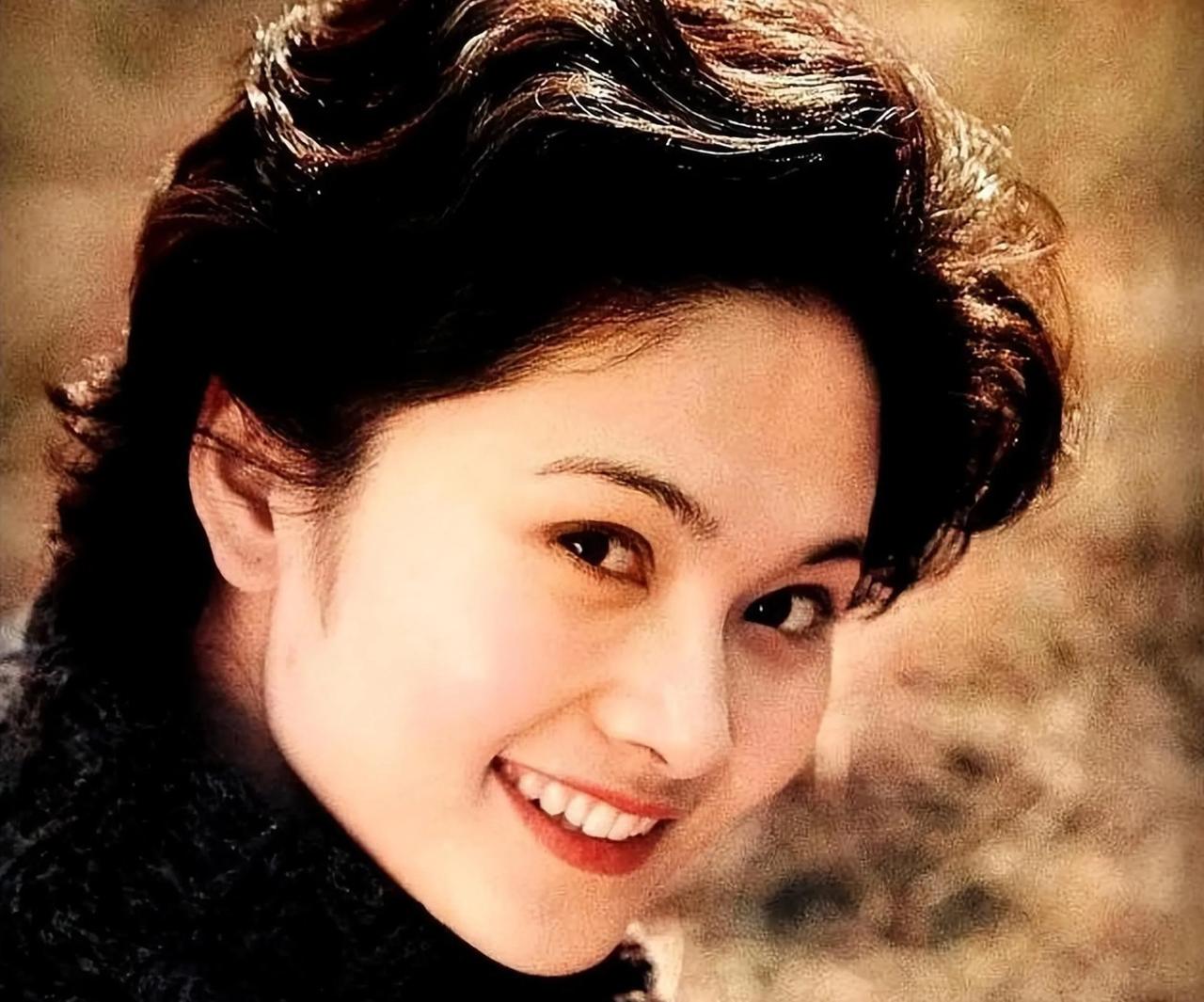 韩月乔，老一辈观众心中甜美的央视主持。她出身军人家庭，却踏入娱乐圈，在演员与主持