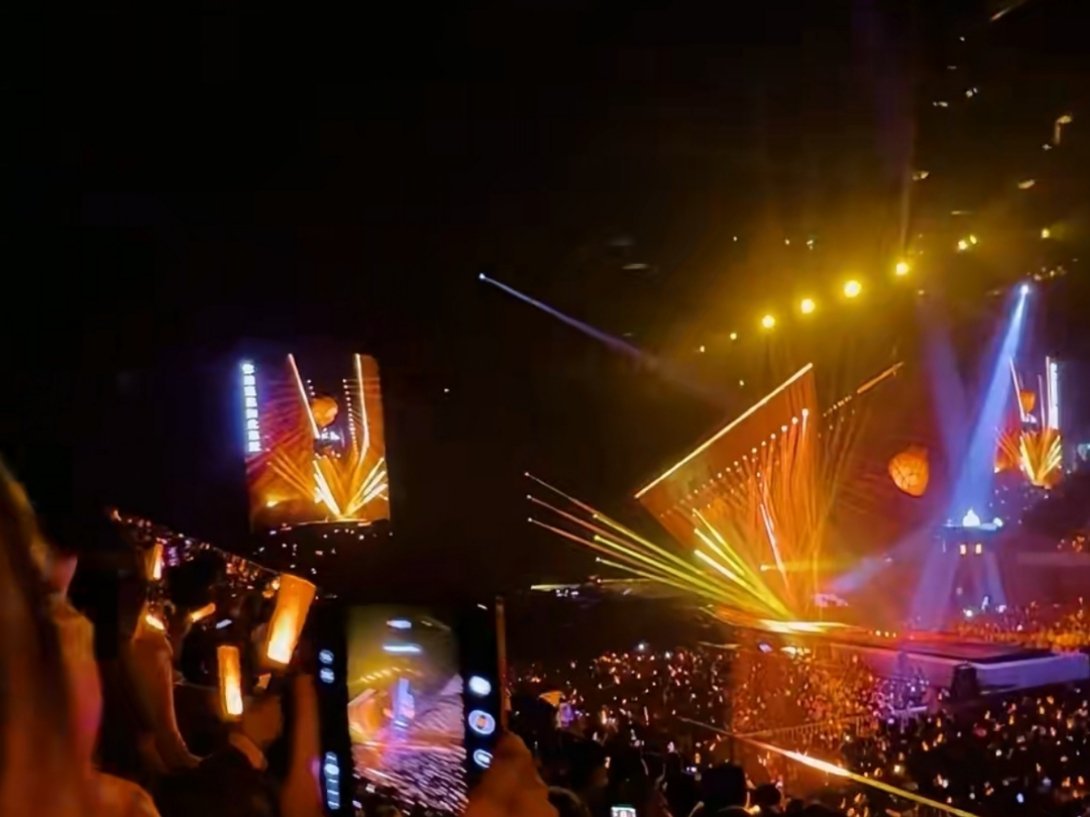 演唱会大型人类互助现场90后女生王力宏演唱会化身信号侠90后女生演唱会现场分享热