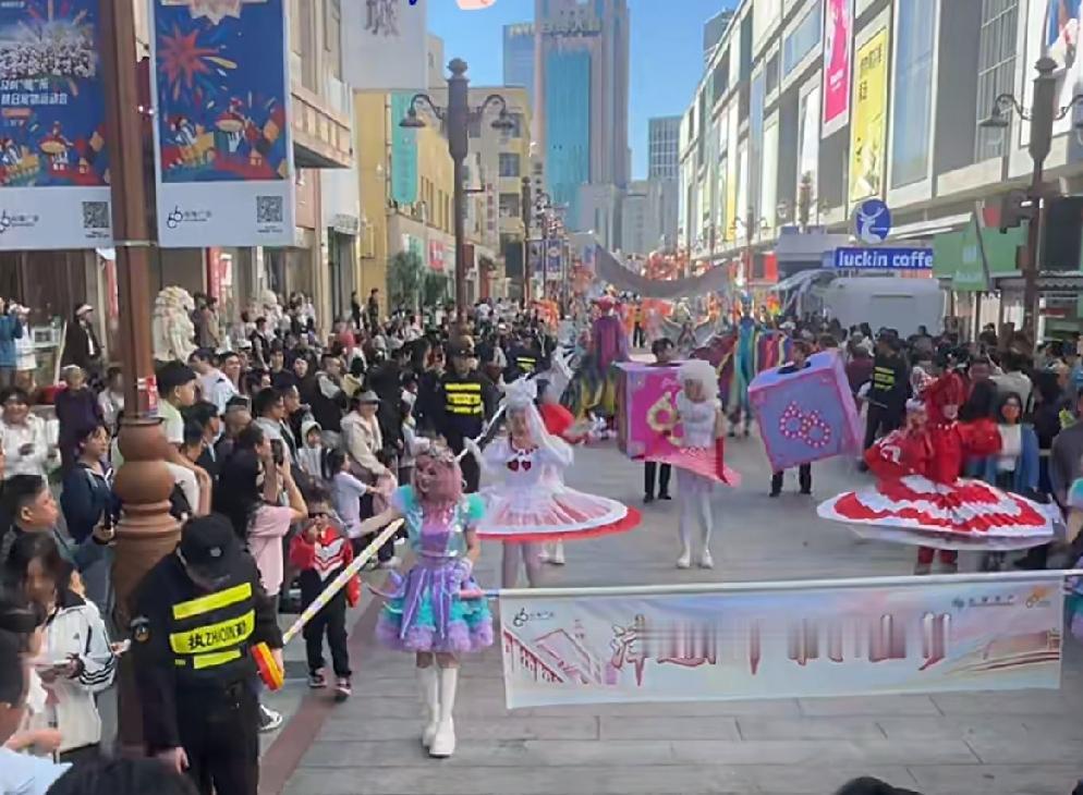 刚出去遛了一圈和平路，国庆节第一天，正好遇到这支喜庆队伍。友友们，你们看天津和平